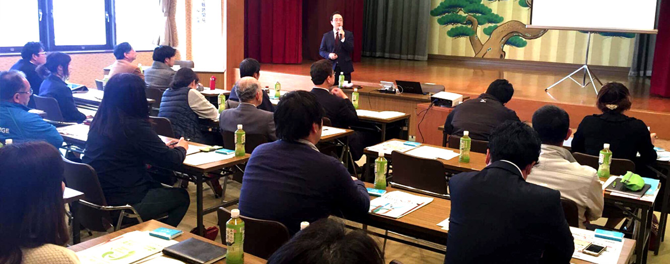 地域の会場でのセミナーで登壇している様子